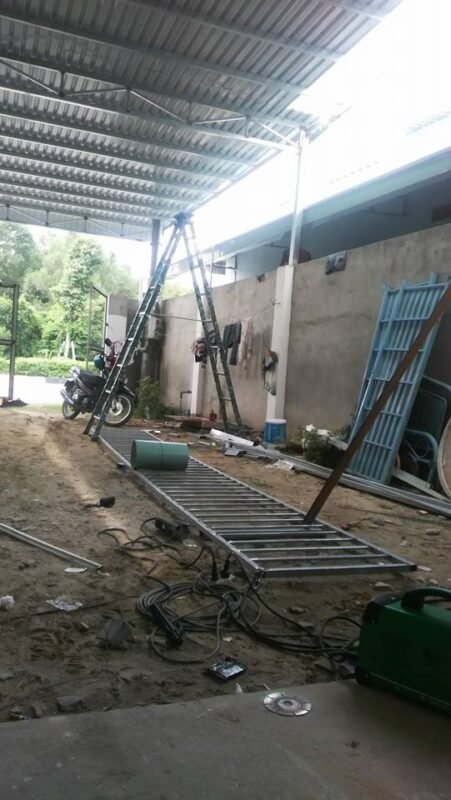 Thợ lợp mái tôn tại Bình Dương